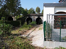 Blick vom ehemaligen Bahnsteig auf die Überführung der Biebricher Allee