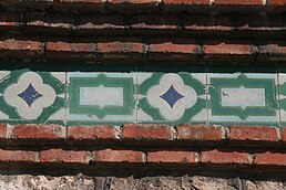 Zócalos de lacería de cuerda seca en los edificios del Matadero y Mercado Municipal de Ganados.