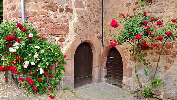 Eingangsecke: li. Treppenturm mit Doppelwappen, re. Gewölbekeller