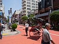 Un pousse-pousse japonais (jinrikisha) dans une rue d'Asakusa, en mai 2018.