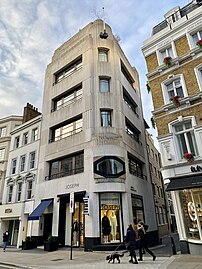 Vertical mouldings – Greybrook House (Brook Street no. 28) in London, by Sir John Burnet & Partners (1928–29)[119]