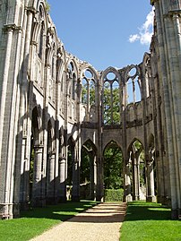 Ruines de l'église abbatiale.