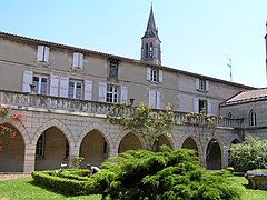 Clocher de l'église qui est près des remparts.