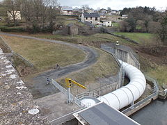 La conduite d'évacuation de l'eau en direction du lac de Saint-Amans.