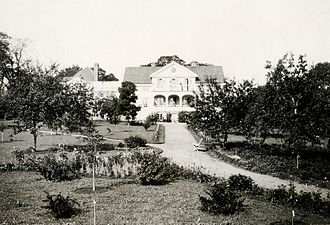 Huvudbyggnaden omkring 1910.