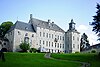 Kasteel van Harzé en het ensemble van het kasteel, de esplanade, de binnenplaats, de bijgebouwen en het park met oude begraafplaats rond de plaats van de oude kerk