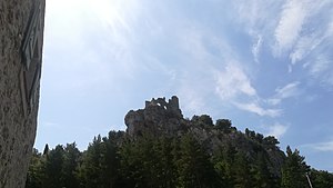 Le château sur son piton.