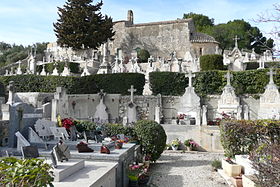 La chapelle Saint-Vérédème depuis le cimetière d'Eyguières.