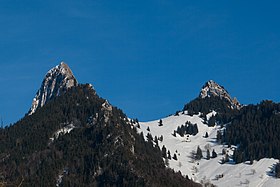 La dent de Broc à gauche et la dent du Chamois à droite séparées par le col de la Combe.