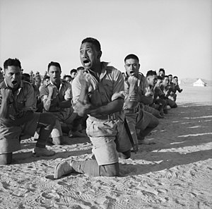 ריקוד "האקה" של חיילים מאורים בצפון אפריקה, במסגרת השתתפות ניו זילנד במלחמת העולם השנייה, יולי 1941.