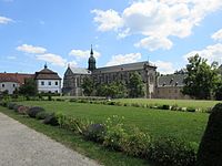 Oberer Abteigarten mit Klosterkirche