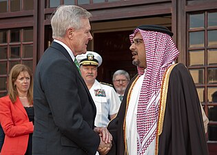 الأمير سلمان بن حمد ووزير البحرية الأمريكي السابق راي مابوس.