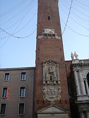 La Torre Bissara a lato della Basilica Palladiana con il fregio del leone di San Marco.