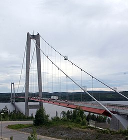 Högakustenbron korsar Ångermanälvens breda mynningsvik.