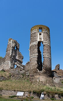 Château médiéval - La tour éventrée.