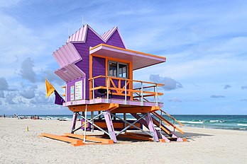 Posto de salva-vidas em South Beach, Flórida, Estados Unidos. South Beach, também apelidado coloquialmente como SoBe, é um bairro em Miami Beach. Ele está localizado a leste de Miami entre a Baía Biscayne e o Oceano Atlântico. Esta área foi a primeira seção da cidade a ser desenvolvida, a partir da década de 1910. Passou por inúmeras mudanças artificiais e naturais ao longo dos anos, incluindo uma economia regional em expansão, aumento do turismo e o furacão de 1926, que destruiu grande parte da área. (definição 5 500 × 3 667)