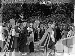 Photographie en noir et blanc d'un procession ecclésiastique.