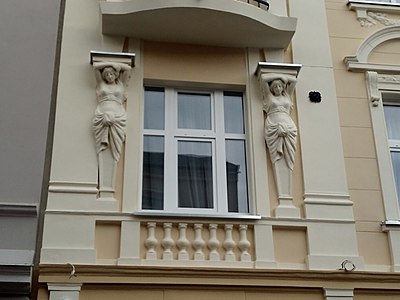Caryatids with one hook on rosette