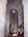 Interior de San Miguel de Lillo, depictando o início da arcada incompleta da arruinada nave sul.