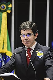 O senador Randolfe Rodrigues, natural de Garanhuns, mudou-se aos oito anos para o estado do Amapá.