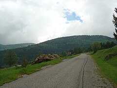 Après avoir passé la ferme-auberge de Landersen. Le Petit Ballon (1 272 m) apparaît au fond à gauche avec le col et la ferme-auberge de Rothenbrunnen.