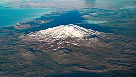 Vue aérienne du Süphan Dağı avec le lac de Van à ses pieds.