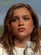 Sophie Cookson est Roxy