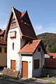 Transformatorenhaus und Brunnen