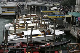 Bateau-taxi à Venise (Italie)