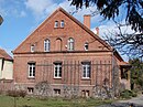 Pfarrgehöft, bestehend aus Pfarrhaus, zwei Nebengebäuden und Mauer