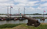 Woudrichem, el puerto histórico con el cañón cerca de Stadshaven-Rijkswal