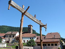 A two-man saw sculpture in Allarmont