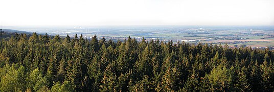 Blick vom Annaturm nach Nordnordwesten zur Abraumhalde des Kalibergbaus in Bokeloh, dahinter das Steinhuder Meer am linken Horizont