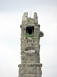 Os dois canais claramente visíveis num arco arruinado da Água Cláudia.