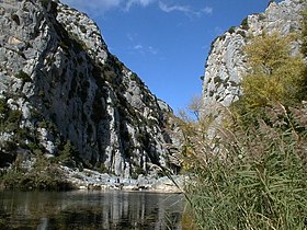 Les gorges au pied de la Caune de l'Arago à Tautavel.