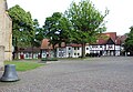 nördlicher Kirchplatz mit Ehrendenkmal und Grabsäule