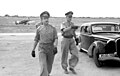 Italie du Sud, 1943, visite d'inspection sur un terrain d'aviation du Generalmajor Adolf Galland, qui vient de descendre de son véhicule.
