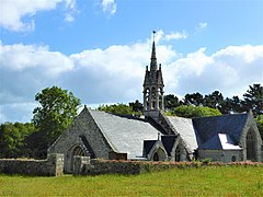 La chapelle de Tréminou et son placître vus du sud-ouest.