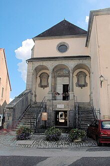 Photographie couleur de la façade d'une église de style classique