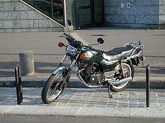 Un cylindre, deux échappements (Honda 250).