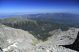 Megála Kazánia, pe partea de nord-vest a vârfurilor Skála și Mýtikas, spre valea râului Naúm