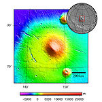 Elysium Mons, principal volcan d'Elysium Planitia, s'élève à 13 km au-dessus des plaines environnantes et mesure environ 240 km de large, avec un petit cratère circulaire de 14 km de diamètre.