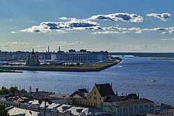 Ока (слева), впадающая в Волгу в Нижнем Новгороде