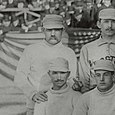 Old Hoss Radbourn (gauche de la rangée du haut) fait un doigt d'honneur, en 1886. C'est la première photo connue de ce geste.