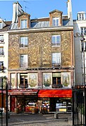 no 134, façade peinte inscrite, face à Saint-Médard.
