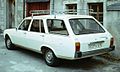 Peugeot 505 Break con una batalla alargada por 236.22 mm (9.2 in), y más de 350 mm (14 in) de largo total e incluyendo un techo más alto, le brinda mayor espacio interior y en algunos modelos, una hilera de tres asientos.