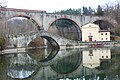 Der Zufluss des Corfino in den Serchio am Lago di Pontecosi (mit der mittelalterlichen Brücke, der Eisenbahnbrücke und der Kirche Madonna della Grazie)