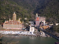 Rishikesh view across Lakshman Jhula bridge over the دریائے گنگا