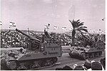תותחים מתנייעים מסוג M-50 עוברים בסך במצעד צה"ל בתל אביב, יום העצמאות, 1965