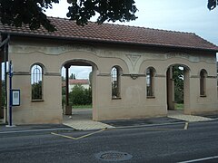 Tucquegnieux village, le vieux lavoir communal réhabilité en abri-bus.